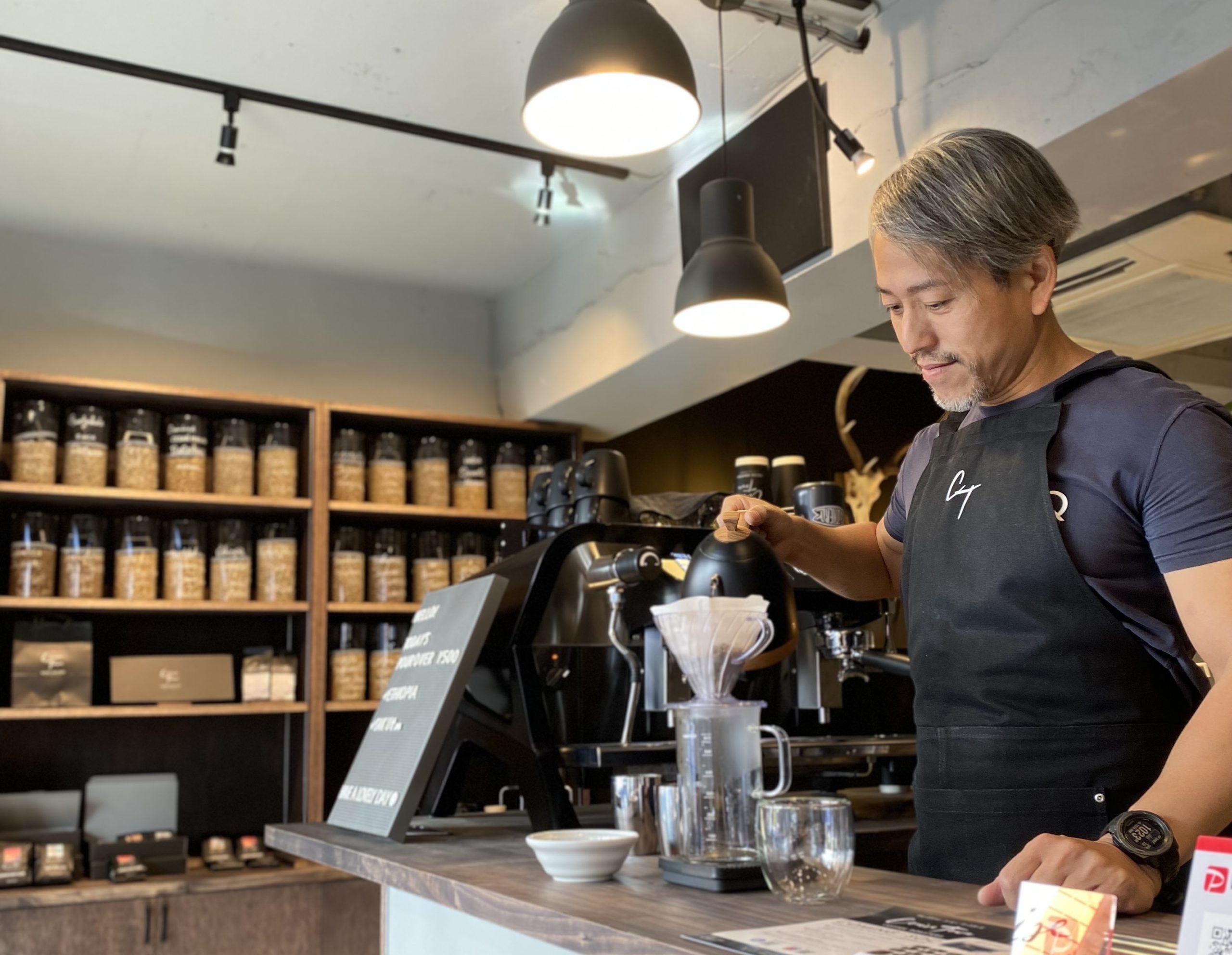 コスタリカ、ブラジルのスペシャルティ・コーヒーと、大変希少な茅ヶ崎産コーヒー（おイシイ農園産）をブレンド。 ナッツやカカオを思わせる甘く香ばしいフレーバーに焼きりんごのような優しい酸が寄り添います。