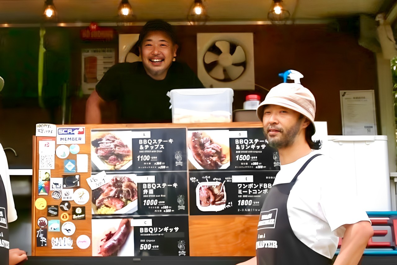 「熟成肉BBQステーキ弁当」は2021年の発売以来、地域の皆様に愛されて2万食（2024年10月現在）を突破した、自社熟成牛肉と湘南米はるみ、地元野菜を使用したお弁当です。